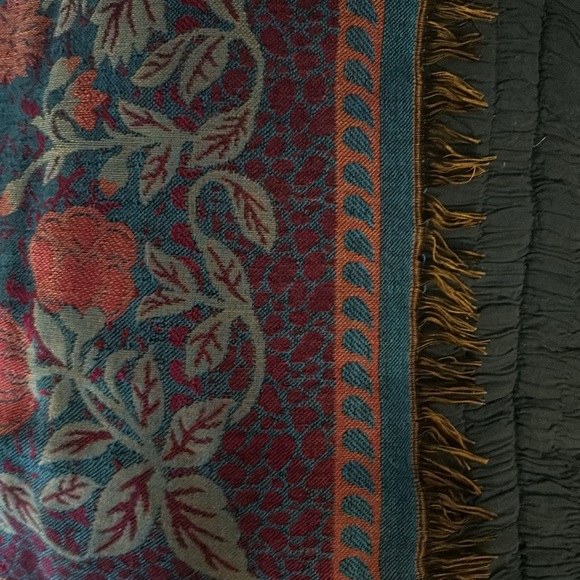 Beautiful light weight I believe scarf - Picture 7 of 7